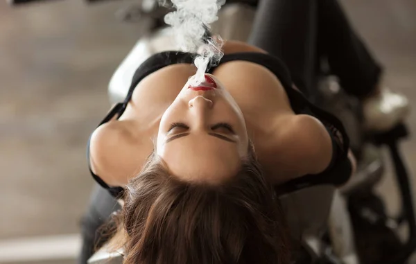 Joven hermosa mujer fumando (vapeo  ) — Foto de Stock