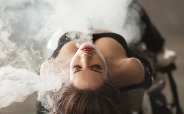 Sexy mujer rojo labios vaping — Foto de Stock