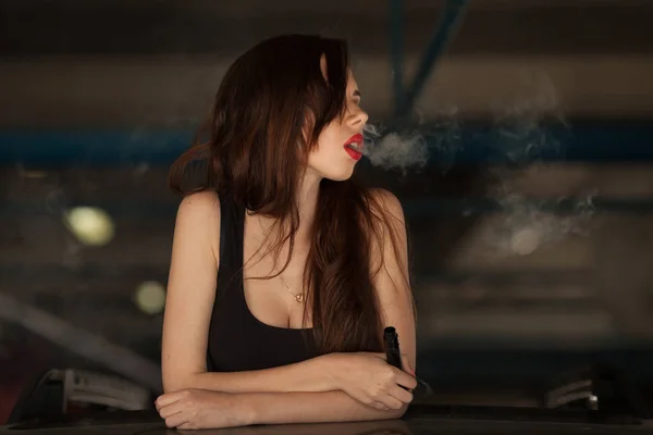 Сексуальная женщина курит — стоковое фото