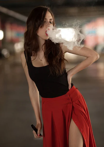 Sexy mujer rojo labios vaping — Foto de Stock