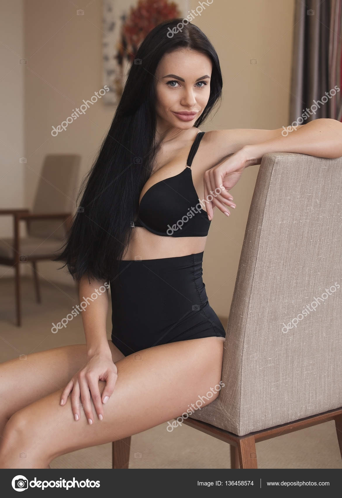 Сексуальная брюнетка в нижнем белье на кровати стоковое фото ©Lashkhidzetim 136458574