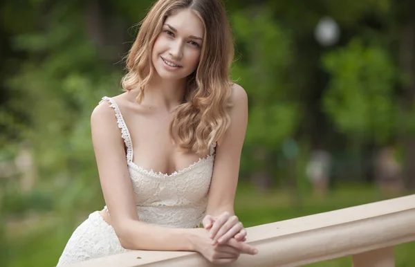 Giovane donna sorridente all'aperto ritratto. Colori tenui soleggiati. Outdoor primo piano ritratto di moda di giovane bella donna nel prato estivo — Foto Stock