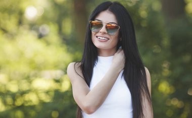 Ayakta parkta genç güzel kadın