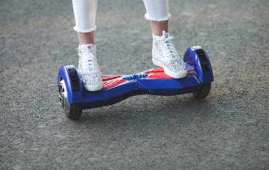 kadın ayakları üzerinde hoveboard