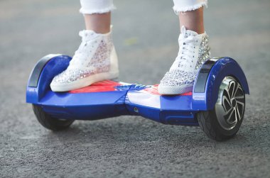 kadın ayakları üzerinde hoveboard