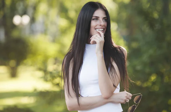 Joven hermosa mujer en pie en el parque — Foto de Stock