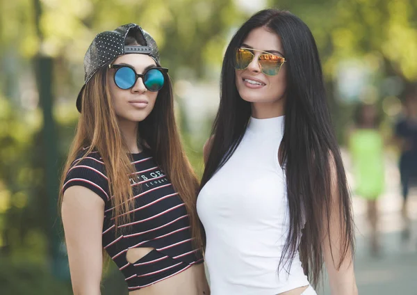 Two sexy girlfriends in park — Stock Photo, Image