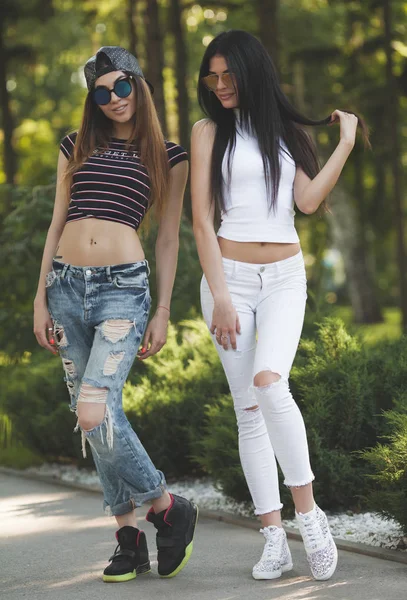 Duas namoradas sexy no parque — Fotografia de Stock