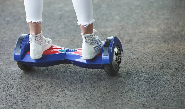 Frauenfüße auf Hoveboard — Stockfoto