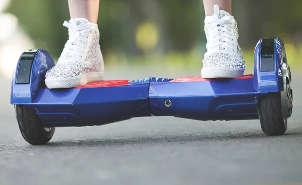 Frauenfüße auf Hoveboard — Stockfoto