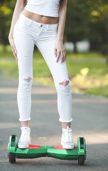 Frauenfüße auf Hoveboard — Stockfoto