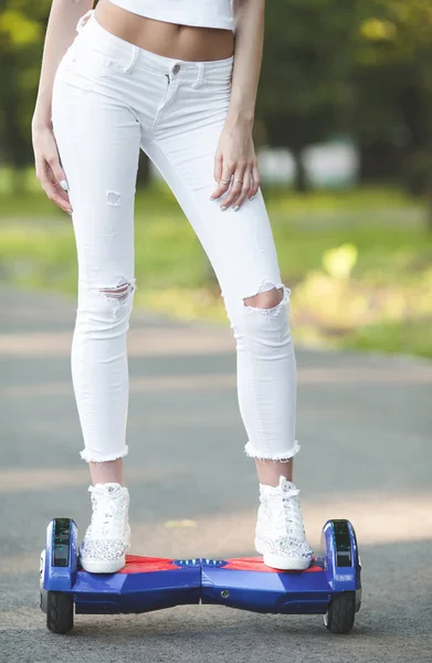 Frauenfüße auf Hoveboard — Stockfoto
