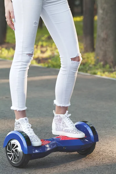 Frauenfüße auf Hoveboard — Stockfoto