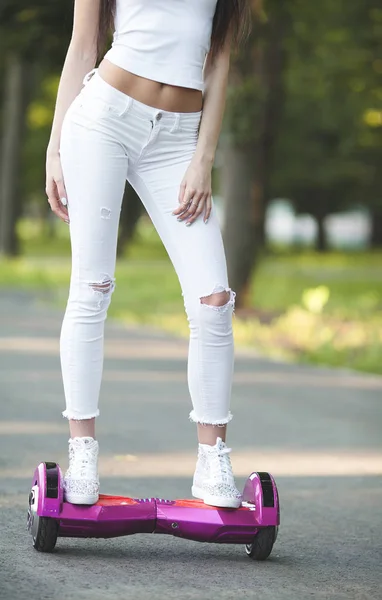 Frauenfüße auf Hoveboard — Stockfoto