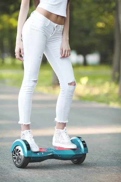 Frauenfüße auf Hoveboard — Stockfoto