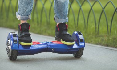 kadın ayakları üzerinde hoveboard