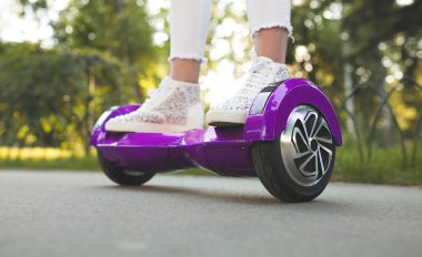 kadın ayakları hoverboard üzerinde