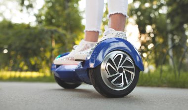 kadın ayakları hoverboard üzerinde