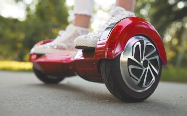 kadın ayakları hoverboard üzerinde