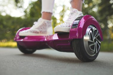 kadın ayakları hoverboard üzerinde