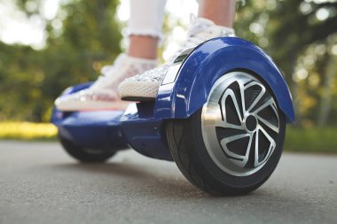 kadın ayakları hoverboard üzerinde