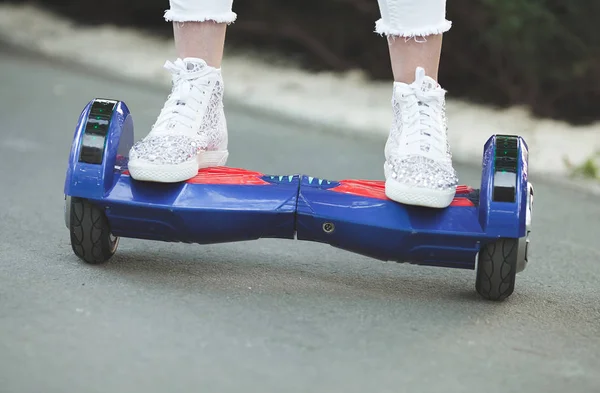 Frauenfüße auf Hoveboard — Stockfoto