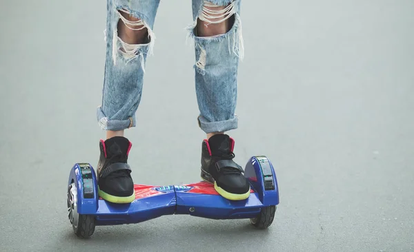 Frauenfüße auf Hoveboard — Stockfoto