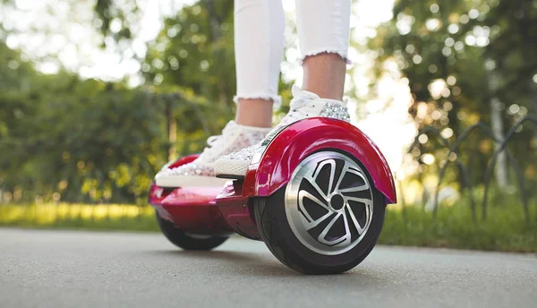 Mulher pés no hoverboard — Fotografia de Stock