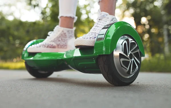 Kvinna fötterna på hoverboard — Stockfoto