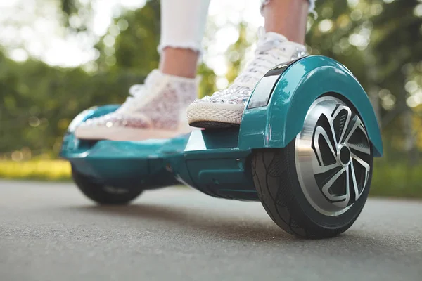 Femme pieds sur hoverboard — Photo