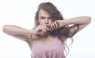 Yeme çikolata güzel bir kadın portresi.