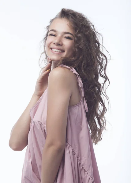Retrato de menina adolescente atraente sorrindo em humor alegre no fundo branco . — Fotografia de Stock