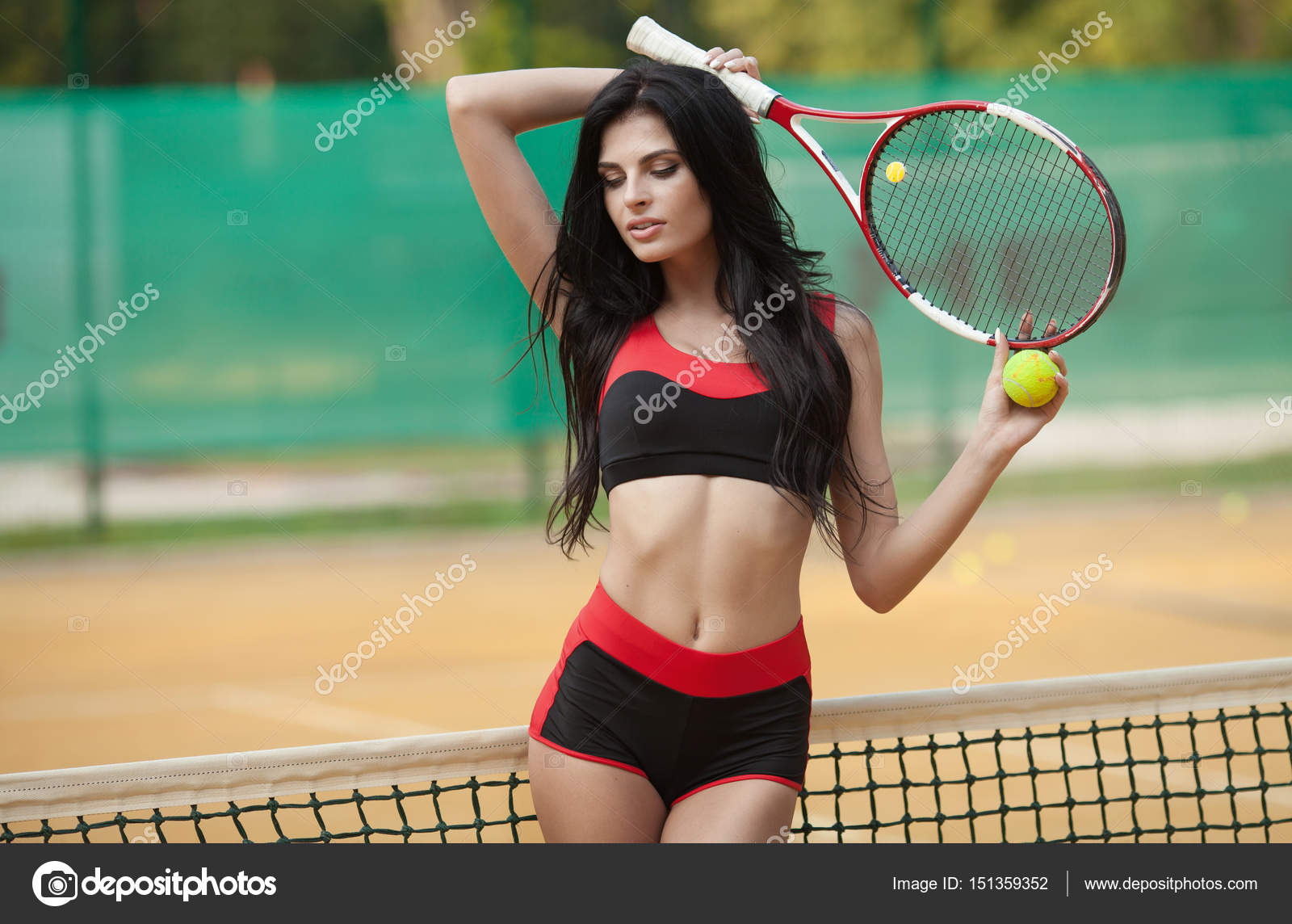 テニス　sexy 晴れた日に粘土テニスコートに立っているセクシーな若いブルネットの女性. — ストック写真 © Lashkhidzetim #151359352