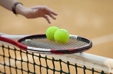 Tenis raketi topu kil mahkeme ile