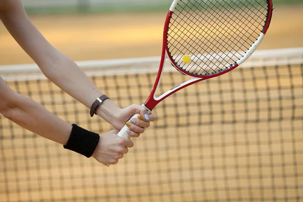 Fechar a mão feminina com raquete de tênis — Fotografia de Stock
