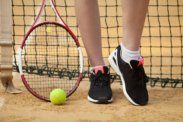 클레이 테니스 코트와 테니스 선수 다리, 공, 그물, 라켓. — 스톡 사진