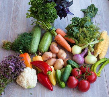 Çeşitli renkli taze çiğ sebze yakın çekim. Düz yatıyordu. Siyah ahşap tablo.