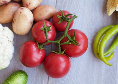 Çeşitli renkli taze çiğ sebze yakın çekim. Düz yatıyordu. Siyah ahşap tablo.