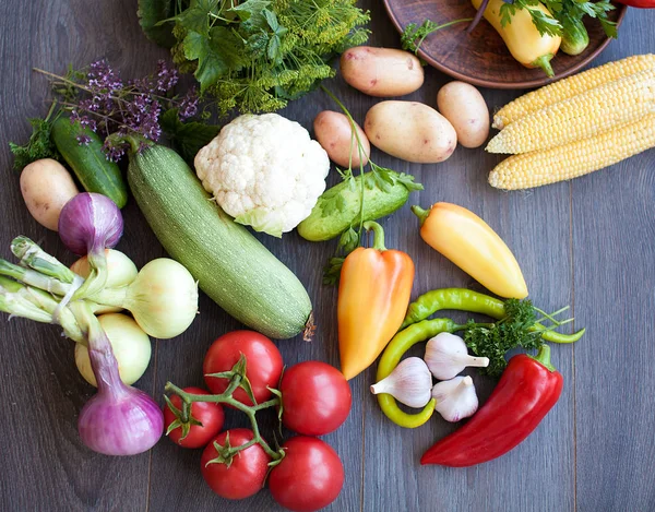 Diferentes verduras frescas crudas de fondo.Alimentación saludable. Puesta plana . —  Fotos de Stock