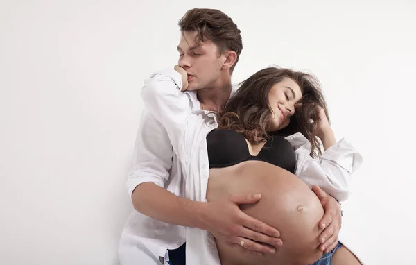 Homme touchant le ventre d'une femme enceinte — Photo