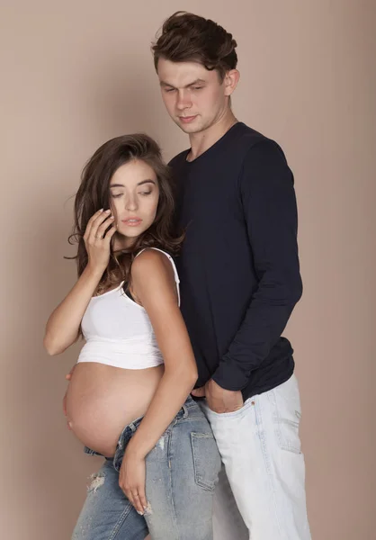 Mujer embarazada feliz y su marido en el estudio . — Foto de Stock