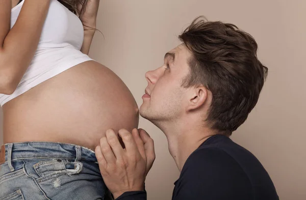 Futuro papá besando vientre de su esposa embarazada — Foto de Stock