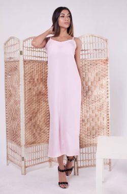 Beyaz arka plan üzerinde trendy bez içinde genç bir kadın tam vücut