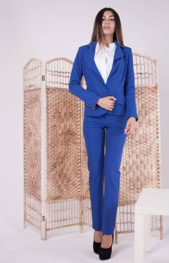 Beyaz arka plan üzerinde trendy bez içinde genç bir kadın tam vücut