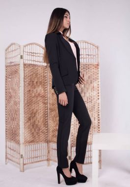 Beyaz arka plan üzerinde trendy bez içinde genç bir kadın tam vücut