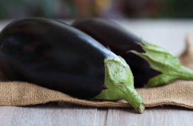 Eski ahşap masa üzerinde taze patlıcan