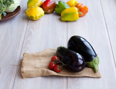 Eski ahşap masa üzerinde taze patlıcan