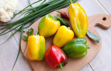 Eski ahşap zemin üzerine taze tatlı kırmızı biber