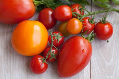 eski ahşap masa üzerine doğranmış domates