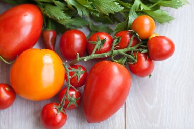 eski ahşap masa üzerine doğranmış domates